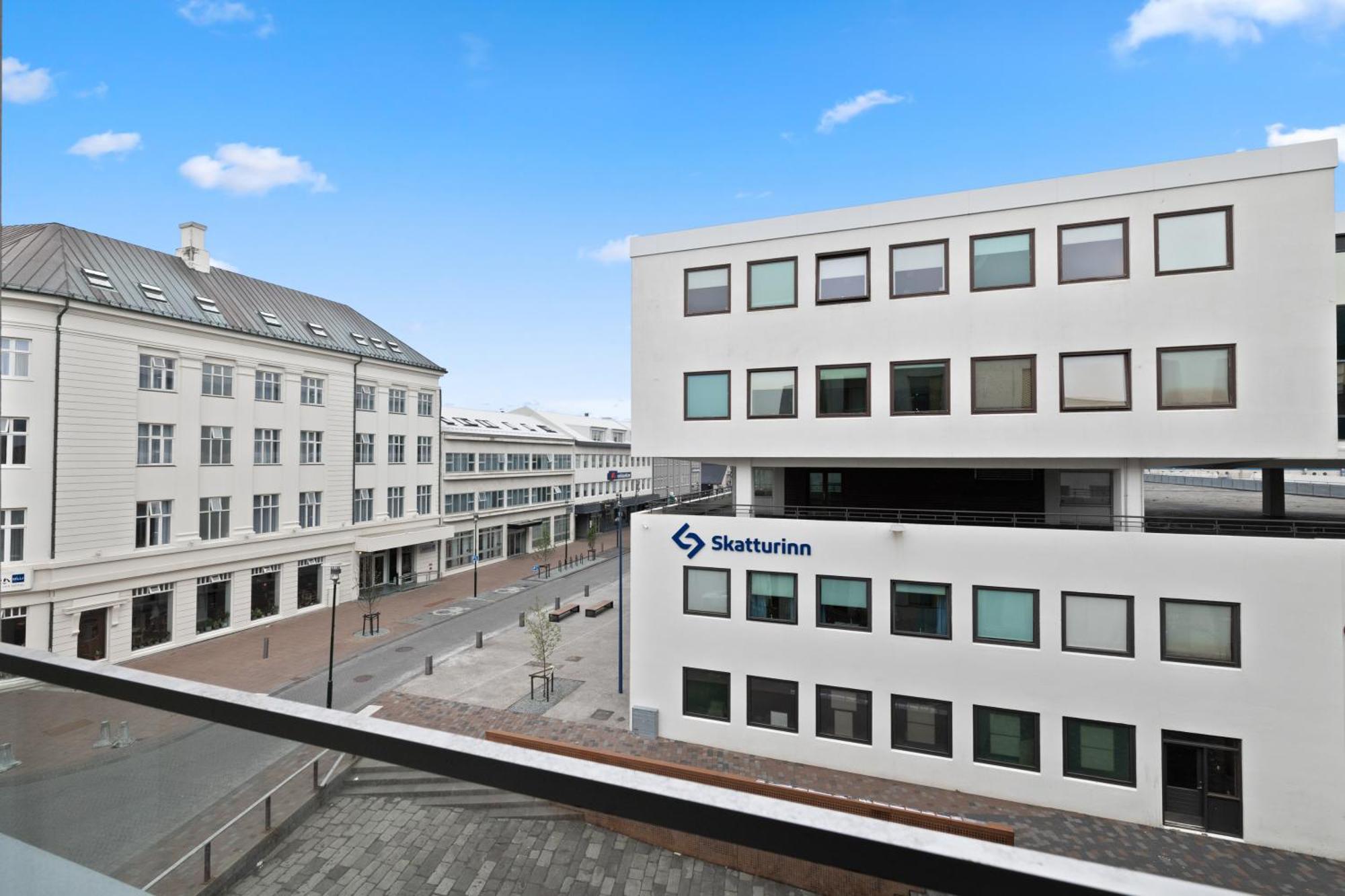 Vibrant Hafnatorg I Spacious Property With Expansive Garage Reykjavik Exterior photo