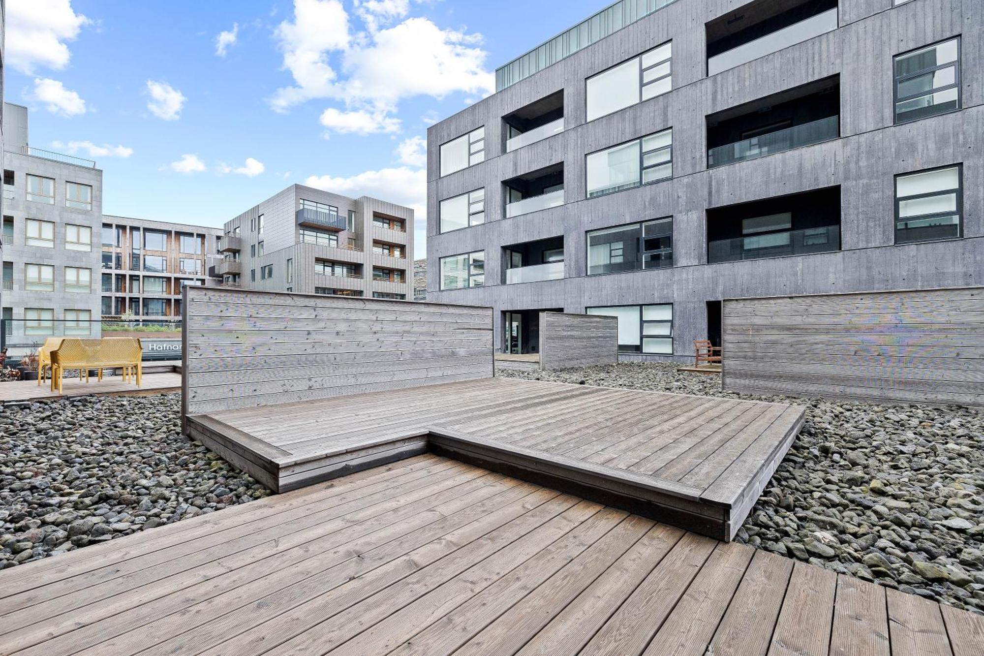 Vibrant Hafnatorg I Spacious Property With Expansive Garage Reykjavik Exterior photo